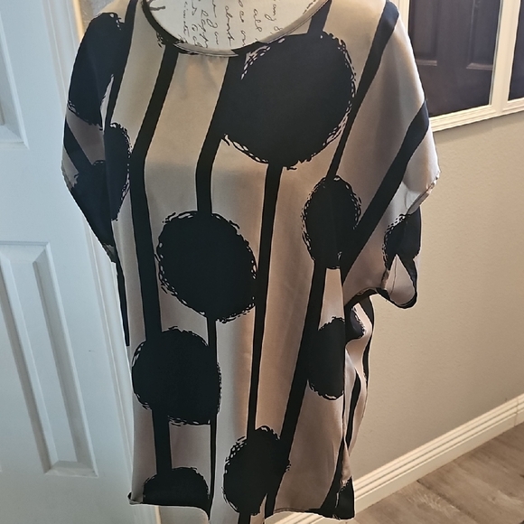 Black‎ and Tan Women's Top - Picture 3 of 5